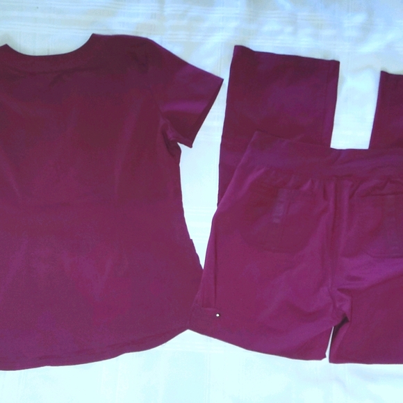 Healing Hands Scrub Set in Burgundy size Medium - Picture 5 of 5